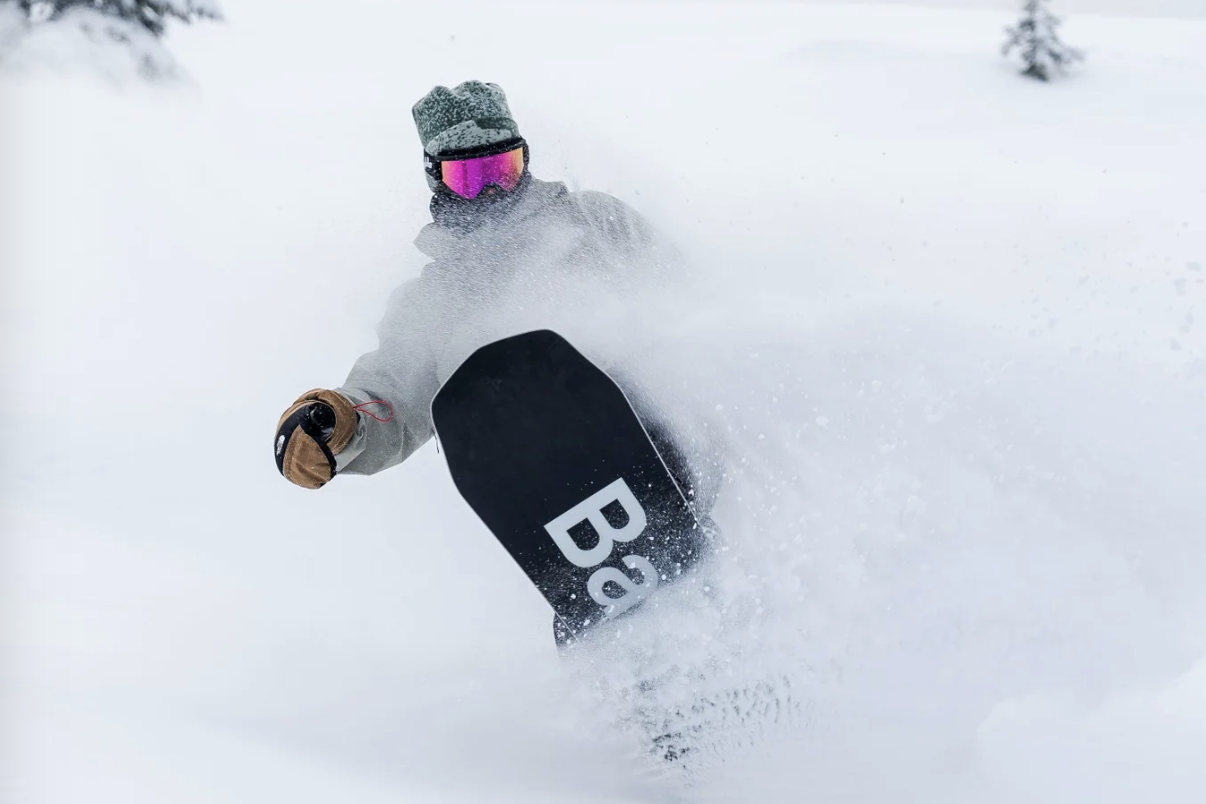 Bataleon Snowboards Ein Snowboarder fährt im Tiefschnee