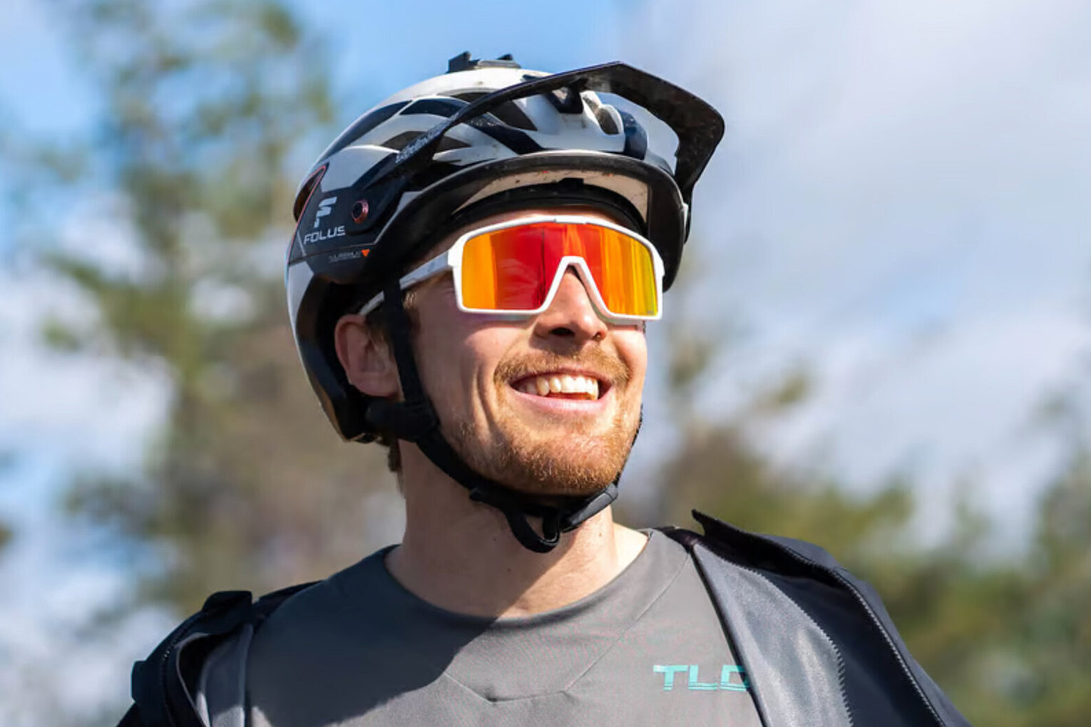 Melon Sonnenbrillen Ein Fahrradfahrer mit Helm und bunter Fahrradbrille von Melon