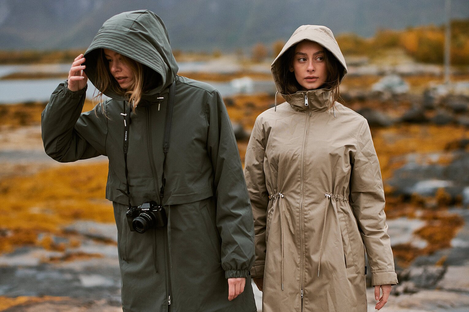 MAKIA Streetwear Zwei Frauen mit Parkas von MAKIA